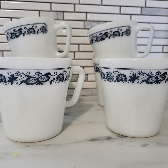 Vintage Pyrex mugs - Picture 4 of 4